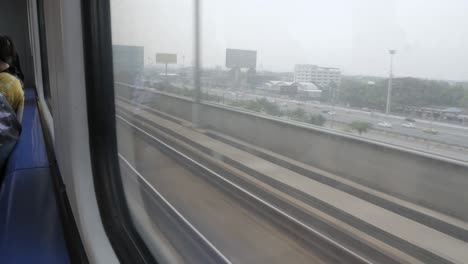 Vista-Del-Suburbio-Cerca-De-Bangkok-Fuera-De-La-Ventana-Mientras-Se-Encuentra-En-El-Enlace-Ferroviario-Skytrain-Del-Aeropuerto-Desde-El-Aeropuerto