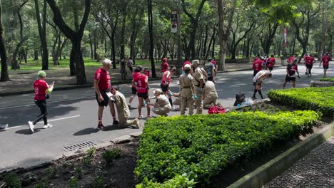 Foto-De-Un-Grupo-De-Corredores-De-La-Ciudad-De-México-Que-Reciben-Asistencia-Médica-Básica