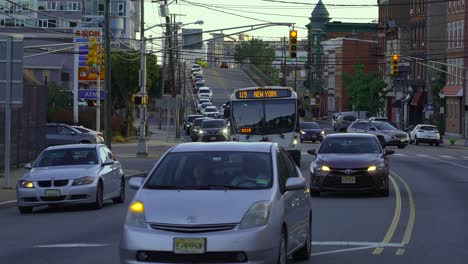 Vista-A-Pie-De-Calle-Del-Tráfico-Que-Se-Aproxima