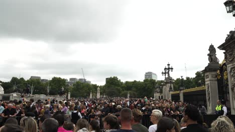 Menschen,-Die-Sich-Nach-Dem-Tod-Von-Königin-Elizabeth-Ii-Im-Buckingham-Palace-Versammeln