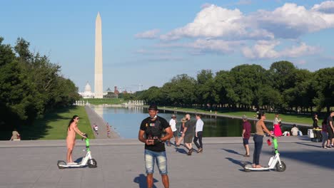 Gente-En-El-Monumento-A-Lincoln-Y-La-Piscina-Reflectante