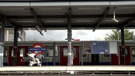 Tren-Metropolitano-Entrando-En-La-Plataforma-De-La-Estación-De-Wembley-Park