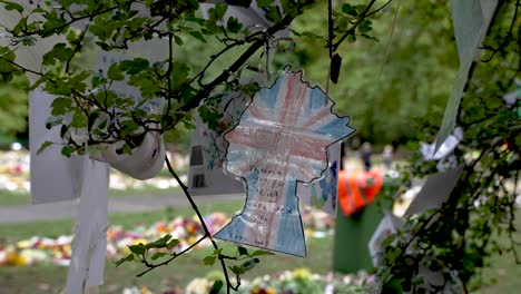 Königinförmige-Zeichnung-Von-Union-Jack,-Die-Nach-Dem-Tod-Von-Königin-Elizabeth-Ii.-Von-Einem-Baum-In-Einem-Grünen-Park-Hängt