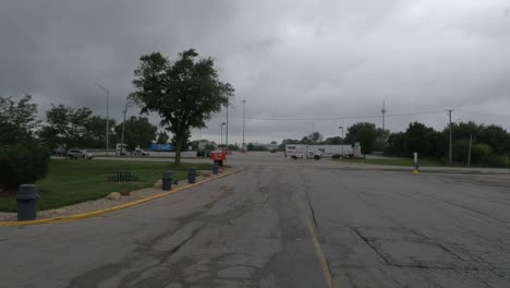 Autos-Estacionados-Y-Camiones-Que-Se-Alejan-De-La-Parada-De-Camiones-En-Monee,-Illinois-Chicago