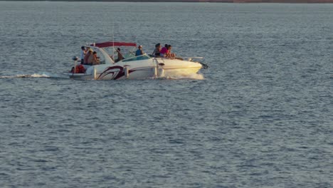 Amigos-Conduciendo-Un-Bote-A-Motor-Para-Divertirse-En-El-Lago-Paranoa-Brasilia,-Brasil