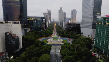 Vista-Aérea-Sobre-La-Avenida-Reforma,-Hacia-La-Estatua-Del-ángel-De-La-Independencia-En-La-Ciudad-De-México-Nublado