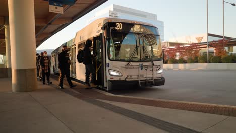 Personas-Que-Abordan-El-Autobús-En-Toronto-Durante-La-Pandemia-De-Covid-19