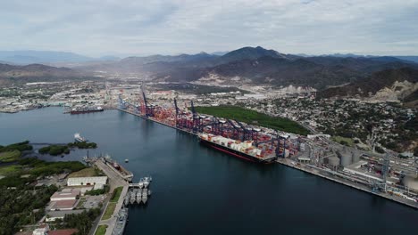 Vista-Aérea-De-Un-Gran-Granelero-Atracado-En-El-Puerto-De-Manzanillo,-En-El-Nublado-México