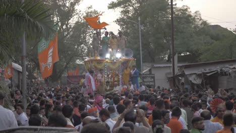 Hunderte-Von-Devotees-Schließen-Sich-Der-Ram-Rath-Prozession-An,-Die-Am-Abend-Von-Kalaram-Mandir-Aus-Startete,-Um-Das-Heilige-Fest-Von-Ram-Navmi-Zu-Feiern