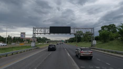 Punto-De-Vista:-Camión-Conduciendo-En-La-Carretera-Pero-Los-Autos-Siguen-Pasando-Al-Camión,-En-Chicago,-Illinois