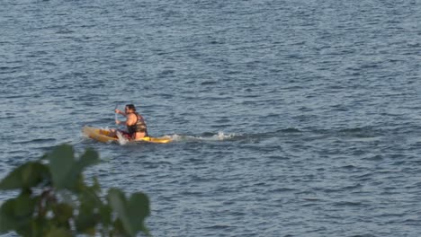 Hombre-Remando-En-Kayak-En-Duras-Condiciones-De-Viento-En-Lago-Paranoa,-Brasilia,-Brasil