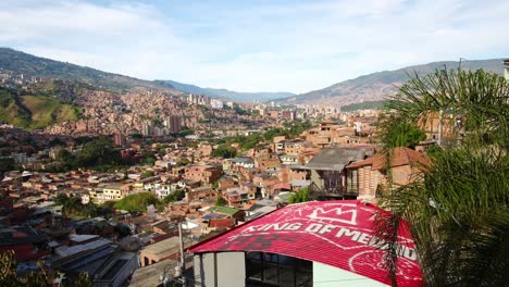 Verkleinern-Tal-Von-Comuna-13-Medellin-Kolumbien-Sonne-Scheint-Berge-Backsteinhäuser