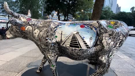 Toma-De-Arte-Callejero-Con-Vacas-Pintadas-En-La-Calle-Que-Representan-Las-Pirámides-De-Chichén-Itzá