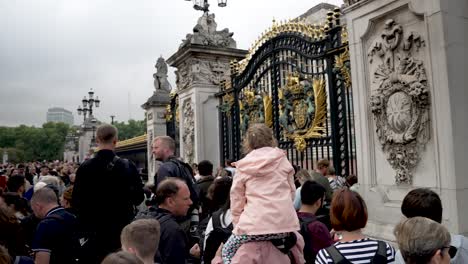 Multitudes-Esperando-Por-Las-Puertas-Del-Palacio-De-Buckingham-Tras-La-Muerte-De-La-Reina-Isabel-Ii