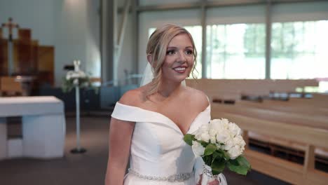 Novia-Caminando-Por-El-Pasillo-Con-Un-Vestido-De-Novia-Blanco-Sosteniendo-Un-Ramo-De-Rosas-Blancas