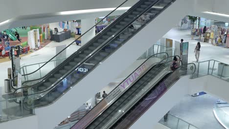 Escalators-inside-central-world-department-store-in-Bangkok-with-many-people