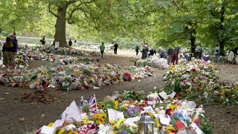 Blumenstrauß-Tribute-Im-Green-Park-Für-Queen-Elizabeth-II