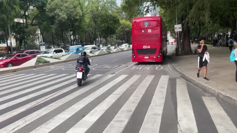 Zeitlupenaufnahme-Der-öffentlichen-Verkehrsmittel-In-Mexiko-stadt,-Die-Am-Nachmittag-Entlang-Des-Paseo-De-La-Reforma-Verkehren