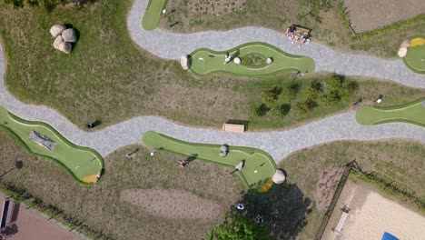 Leute,-Die-Gleichzeitig-Minigolf-An-Verschiedenen-Löchern-Spielen