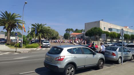 Grupo-De-Personas-Se-Manifiestan-Por-Una-Salud-Pública-Universal-De-Calidad-Frente-A-Un-Centro-De-Salud,-Agentes-De-Policía-Controlan-La-Situación,-Día-Soleado,-Tiro-Bloqueado