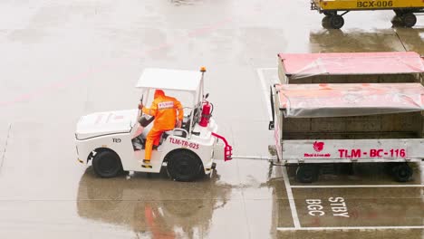 Carros-De-Equipaje-De-Lion-Air,-Una-Aerolínea-De-Bajo-Costo-En-El-Aeródromo-Del-Aeropuerto-Internacional-Don-Mueang-En-Bangkok,-Tailandia