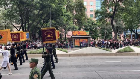 Zeitlupenaufnahme-Des-Luftwaffenkorps-Der-Mexikanischen-Armee-Während-Der-Militärparade-In-Der-Allee-Des-Paseo-De-La-Reforma-In-Mexiko-Stadt