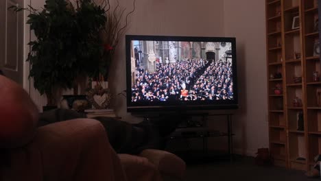 Hogar-Viendo-El-Servicio-Funerario-Ceremonial-De-Su-Majestad-La-Reina-Elizabeth-Transmitido-Por-La-Televisión-Británica-En-Casa