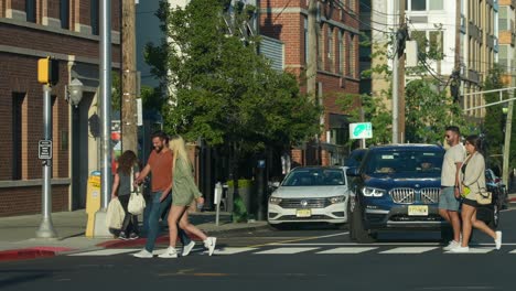 Dos-Parejas-Cruzando-La-Calle-De-La-Ciudad-De-Nueva-York-En-Cámara-Lenta