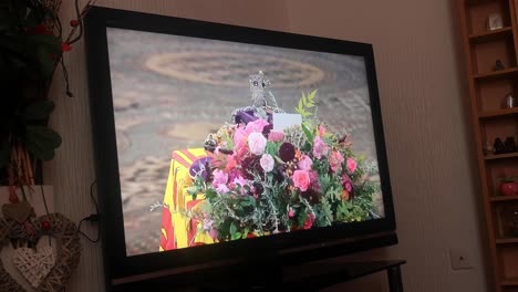 Familia-Patriótica-Viendo-El-Servicio-Funerario-Ceremonial-De-Su-Majestad-La-Reina-Isabel-Transmitido-En-La-Televisión-Británica-En-Casa