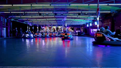 Autos-Dodgem-Extravagantemente-Iluminados-Circulan-Por-El-Piso-En-Un-Paseo-En-La-Feria-De-Stokesley---Septiembre-De-2022