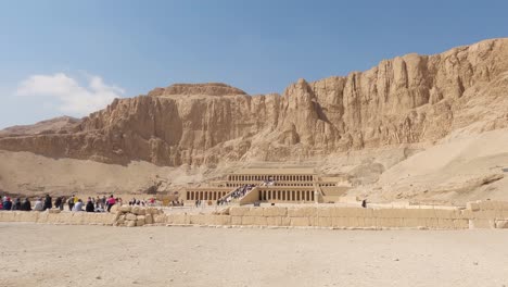 Famous-tourist-attraction-Mortuary-Temple-of-Hatshepsut,-Egyptian-architectural-heritage,-valley-temple