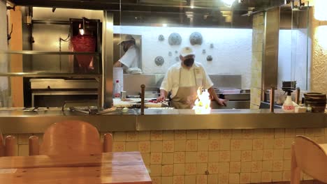 Toma-En-Cámara-Lenta-Del-Cocinero-Preparando-Tacos-En-La-Ciudad-De-México