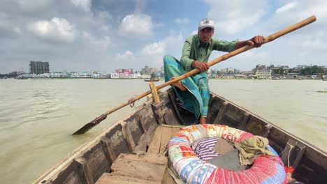 Barquero-Bote-De-Remos-En-El-Río-Buriganga