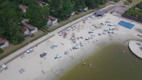 Vista-De-Drone-4k-Acercándose-A-Una-Playa-De-Lago-En-Nooitgedacht,-Países-Bajos