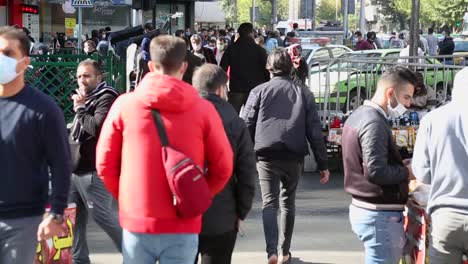 Menschen,-Die-In-Den-Straßen-Von-Teheran,-Iran,-Spazieren-Gehen