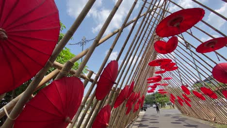 La-Decoración-Del-Festival-De-Paraguas-De-Indonesia,-Que-Se-Encuentra-En-Pura-Mangkunegaran,-Utiliza-Paraguas-Rojos