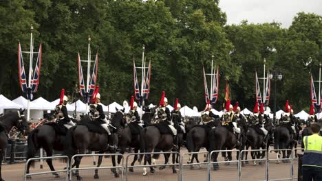 Regimiento-Montado-De-Caballería-Doméstica-Cabalgando-A-Lo-Largo-De-La-Colina-De-La-Constitución-Fuera-Del-Palacio-De-Buckingham-Después-De-La-Muerte-De-La-Reina-Isabel-Ii-A-Lo-Largo-De-La-Colina-De-La-Constitución