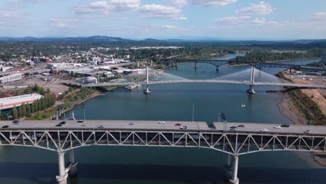 Toma-Panorámica-Lateral-De-Los-Puentes-Del-Centro-De-Portland-Oregon-En-Una-Bonita-Tarde-Soleada