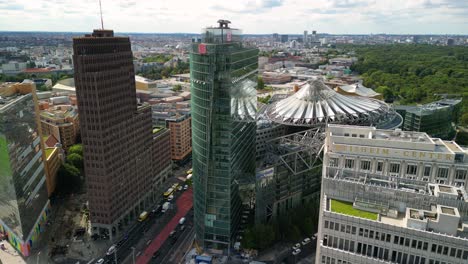 Dramatische-Luftaufnahme-Flug-Statische-Stativdrohne-Von-2-Türmen-Wolkenkratzer-Potsdamer-Platz-In-Berlin-Deutschland-Am-Sommertag-2022