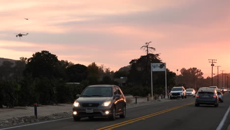 Establishing-shot-of-Busy-traffic-road-near-Wildfire,-helicopters-flying-above-the-fire,-California