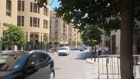 Beirut,-Libanon---15.-Juli-2022---Modernes-Viertel-In-Der-Beiruter-Innenstadt,-Autos,-Menschen,-Französisches-Design-In-Beirut,-Libanon