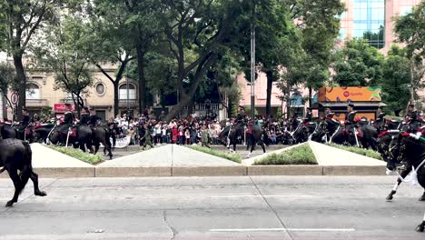 Toma-En-Cámara-Lenta-Del-Pelotón-De-Caballería-Del-Ejército-Mexicano-Durante-El-Desfile-Militar