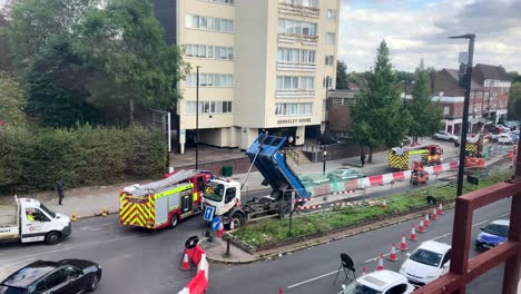 Luftbild-Feuerwehrauto-Oder-LKW-Fahren-In-Der-Stadt-In-England