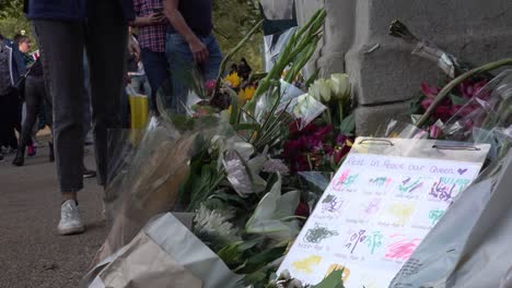 La-Gente-Deja-Flores-En-Un-Monumento-A-La-Reina-En-La-Entrada-Del-Parque-St-James-En-Londres,-Reino-Unido