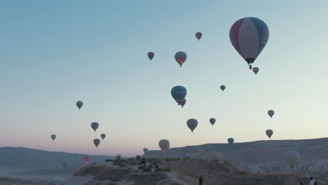 Globos-Aerostáticos-Que-Se-Elevan-Hacia-El-Cielo-Matutino-Capadocia-A-La-Hora-Azul