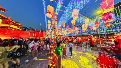 Timelapse-De-Movimiento-Nocturno-De-Linternas-De-Colores-Y-Personas-Celebrando-El-Festival-Del-Medio-Otoño-En-El-Templo-De-Wong-Tai-Sin,-Hong-Kong