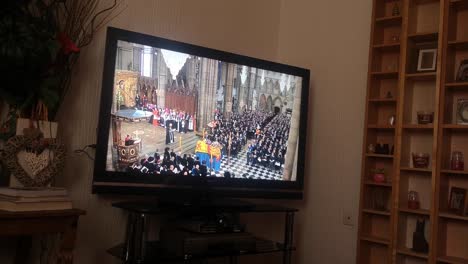 Hogar-Viendo-El-Servicio-Funerario-Ceremonial-De-Su-Majestad-La-Reina-Elizabeth-Transmitido-Por-La-Televisión-Pública-Británica-En-Casa