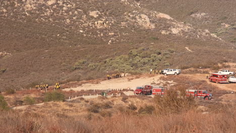 Camiones-De-Bomberos-Se-Reúnen-Para-El-Incendio-De-Fairview-En-Hemet,-California