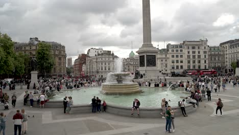 Leute,-Die-Den-Trafalgar-Square-In-London-Genießen.-Zeitlupe