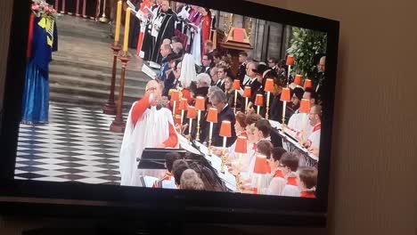 Hogar-Viendo-La-Transmisión-Del-Funeral-Ceremonial-De-Su-Majestad-La-Reina-Elizabeth-En-La-Televisión-Británica-En-Casa